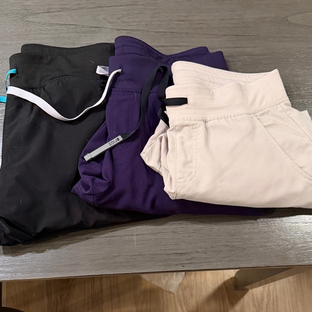 3 FIGS medium petite scrub joggers